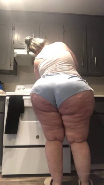 Jexkaawolves cooking some breakfast and dancing to some music xxx onlyfans porn videos on girlsfollowers.com