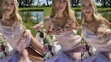 GwenGwiz Leaked Nude Picnic Photos on girlsfollowers.com