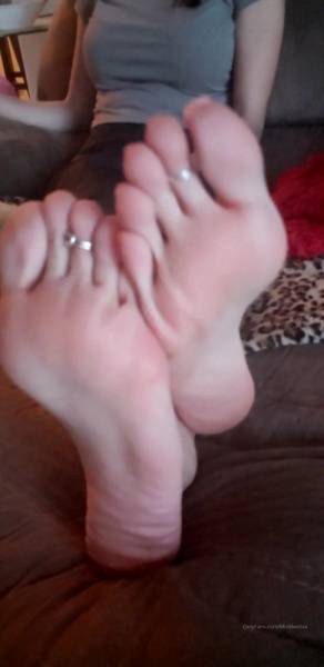 MizMestiza sexymestiza soles watching tv onlyfans xxx porn on girlsfollowers.com