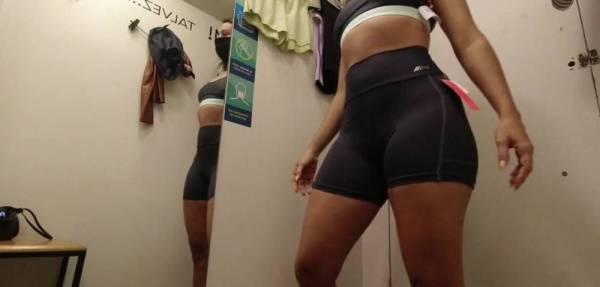 Blowjob in the mall fitting room - Britain on girlsfollowers.com